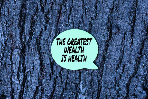 Bildunterschrift: Der größte Reichtum ist die Gesundheit. Word for Many opfern ihr Geld nur, um gesund zu sein und neue, helle Ideen zu entwickeln, die Kreativität und Inspiration erneuern. - Foto, Bild