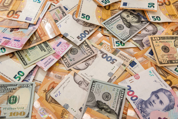 Υπόβαθρο χρημάτων από διαφορετικές χώρες δολάρια ευρώ και εθνικού νομίσματος. έννοια της χρηματοδότησης - Φωτογραφία, εικόνα