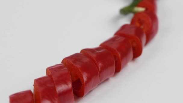 Rode chili pepers, op verschillende manieren gesneden. Extreem close-up. Zijaanzicht. 4K UHD-videobeelden 3840X2160 - Video