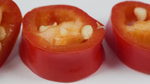 Vörös chilis paprika, különböző módokon vágva. Extrém közelkép. Oldalnézetből. 4K UHD videó felvétel 3840X2160 - Felvétel, videó