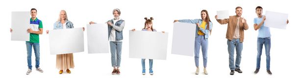 Διαφορετικοί άνθρωποι με κενές αφίσες σε λευκό φόντο - Φωτογραφία, εικόνα
