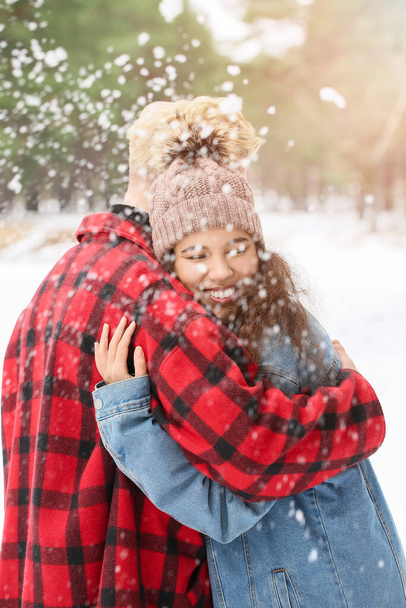 Jovem casal feliz na floresta no dia de inverno - Foto, Imagem