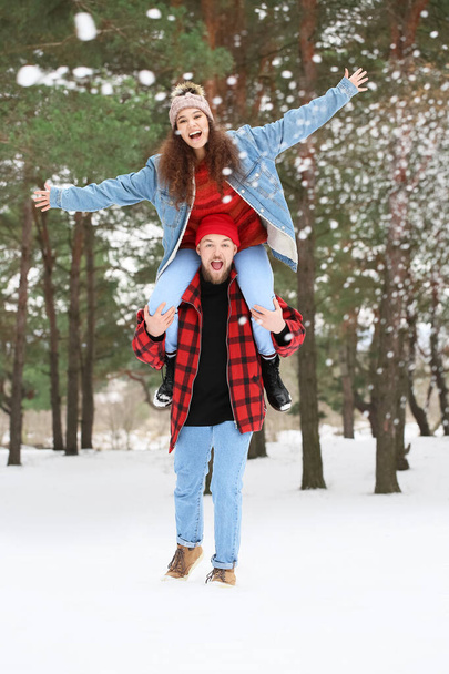 Happy young couple having fun in forest on winter day - Foto, Imagem