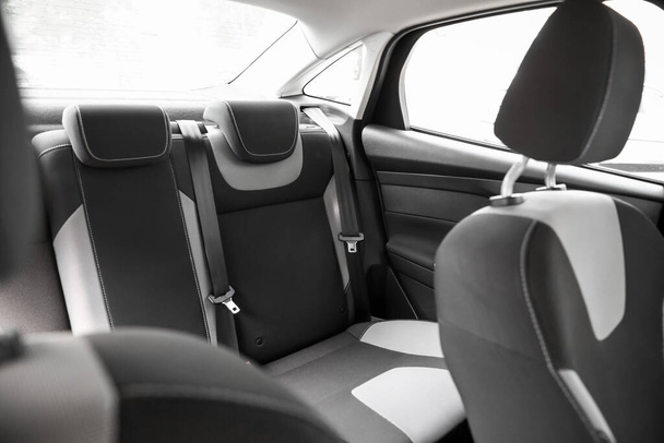 Czarne i szare tylne siedzenie w nowoczesnym samochodzie - Zdjęcie, obraz