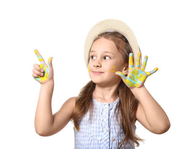 Kleines Mädchen mit Handflächen in Farbe, die auf etwas auf weißem Hintergrund zeigen - Foto, Bild