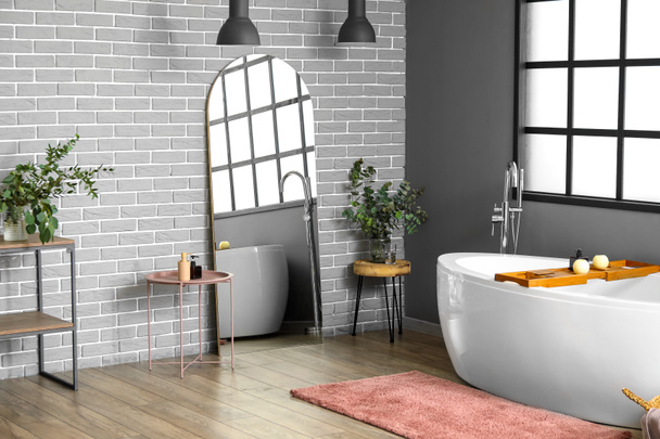 Интерьер серой ванной комнаты с зеркалом - Фото, изображение