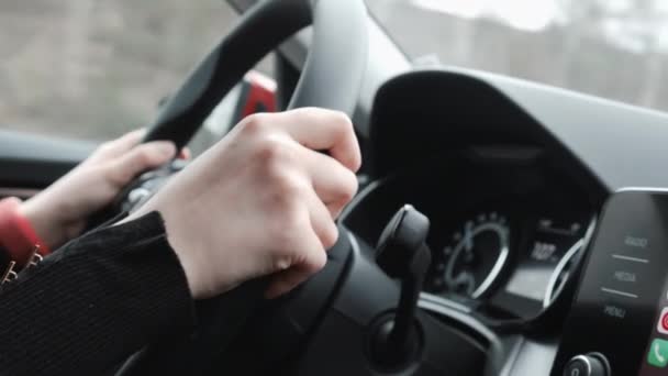 Egy közeli nő, aki autót vezet. Női kezeket a kormányra. Skoda auto vezetése - Felvétel, videó