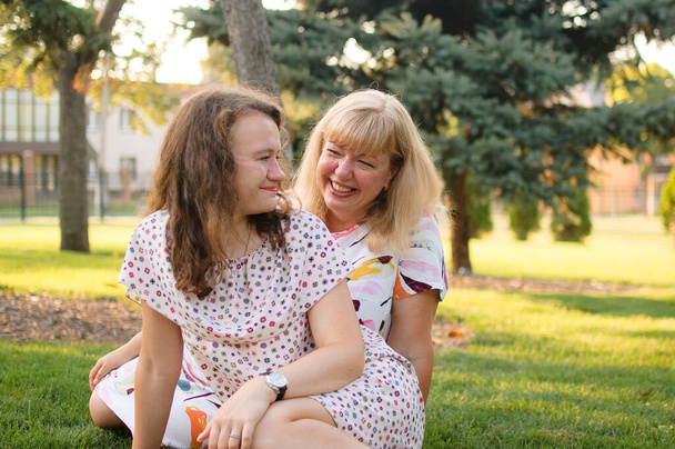 Naisten muotokuva kaunis plus koko vaalea, sinisilmäinen äiti ja tytär puistossa kesällä. Perhepäivä, onnelliset ihmiset käsite - Valokuva, kuva