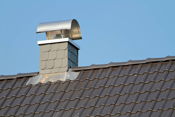 シート亜鉛フード付きの屋上の煙突 - 写真・画像
