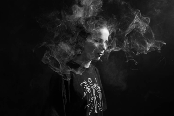 femme fume, noir et blanc photographie - Photo, image