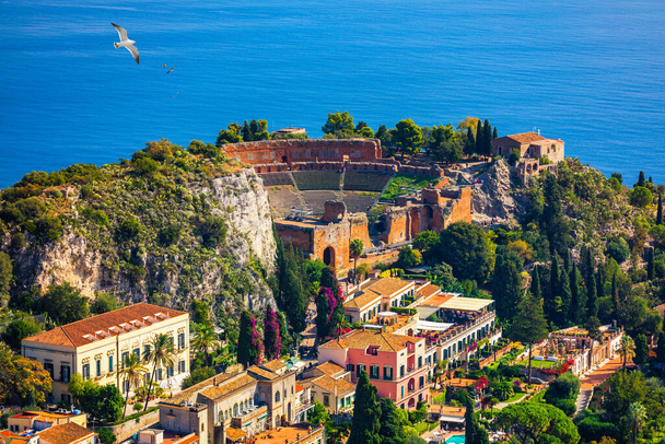Ruinas del teatro griego antiguo en Taormina, Sicilia, Italia. Taormina situado en la ciudad metropolitana de Messina, en la costa este de la isla de Sicilia.  - Foto, imagen