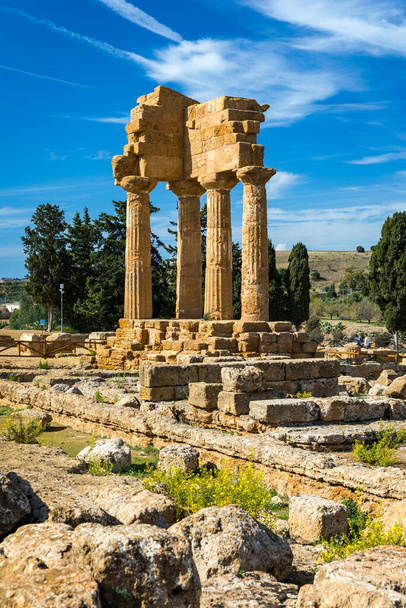 Ο ναός του κάστορα και Pollux, αδελφοί Dioscuri, πανοραμική εικόνα banner. Έχει μόνο τέσσερις στήλες αριστερά, είναι σύμβολο του Agrigento. Κοιλάδα των Ναών στο Agrigento, Σικελία, Ιταλία. - Φωτογραφία, εικόνα