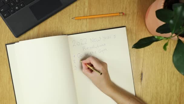 Concepto de metas. Cuaderno con lista de goles en mesa de madera. Estrategia de motivación escribir idea concepto de solución de éxito. La resolución de año nuevo 2022 Ir a la salud del gimnasio y dejar de fumar - Metraje, vídeo