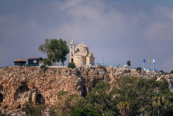 Церковь пророка Илии стоит на скале над городом Протарас на Кипре - Фото, изображение