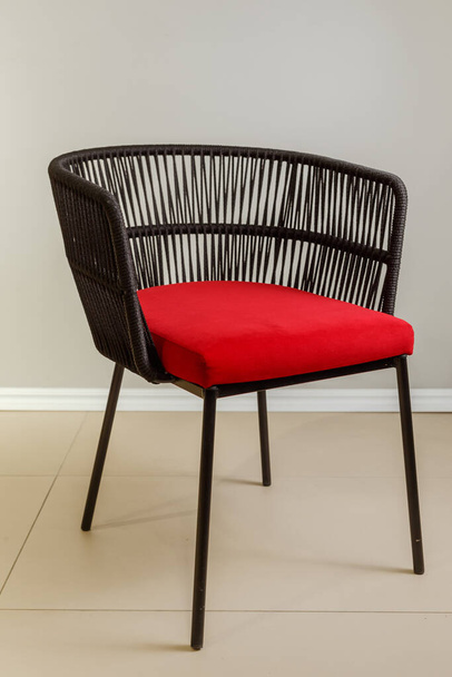 Сучасне плетене кухонне крісло з велюровою оббивкою
. - Фото, зображення