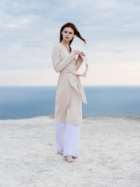 mujer en abrigo posando playa aire fresco estilo de vida moda - Foto, imagen