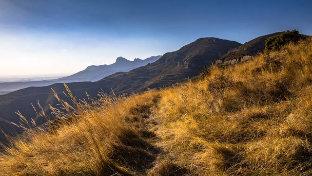 Vue sur la chaîne de montagnes Sierra de Guara à partir de Salto de Roldan en Pyrénées espagnoles, Espagne - Photo, image