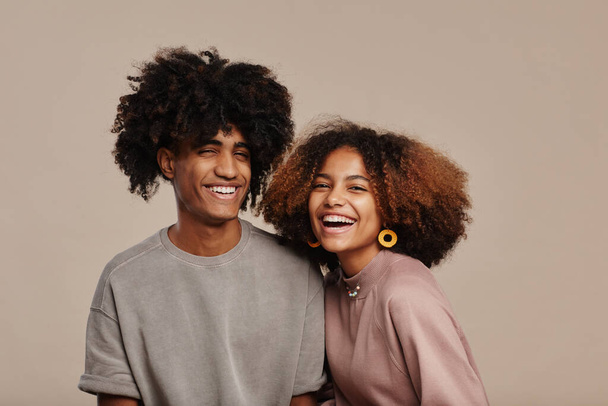 Afro-Amerikaans jong paar glimlachen - Foto, afbeelding