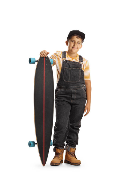 Retrato de comprimento total de um menino posando com um longboard e sorrindo para a câmera isolada no fundo branco - Foto, Imagem