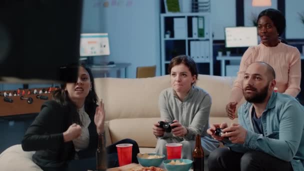 Multiethnische Gruppe von Arbeitskollegen, die Videospiele spielen - Filmmaterial, Video