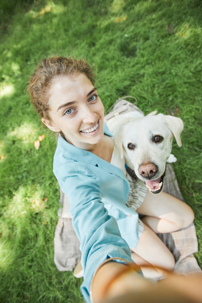 Frau macht Selfie mit Hund - Foto, Bild
