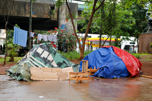 Dakloze volkeren tenten in het centrum van Sao Paulo, Brazilië op een regenachtige dag - Foto, afbeelding