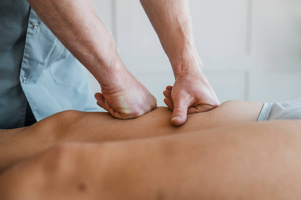 sesión de masaje fisioterapeuta masculino con paciente femenino. Foto de alta calidad - Foto, Imagen