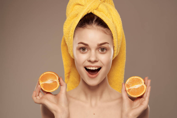 mulher bonita ombros nus cuidados com a pele vitaminas posando close-up - Foto, Imagem