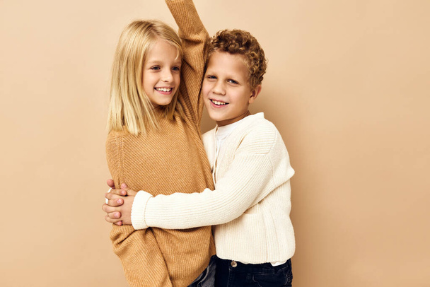 мальчик и девочка счастливая мода молодежь стильная одежда детство изолированный фон - Фото, изображение