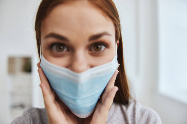 vrouw met medisch masker gezicht close-up bescherming coronavirus - Foto, afbeelding