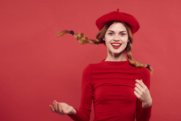 красива жінка з червоною шапочкою на голові гламур ізольована на фоні
 - Фото, зображення