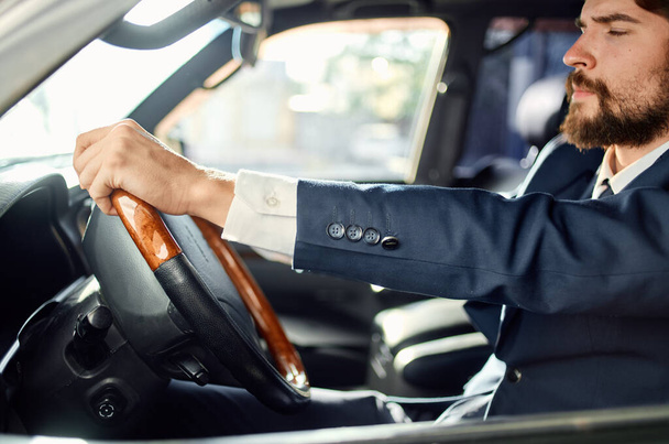 brodaty mężczyzna Jazda samochodem luksusowy styl życia komunikacji przez telefon - Zdjęcie, obraz