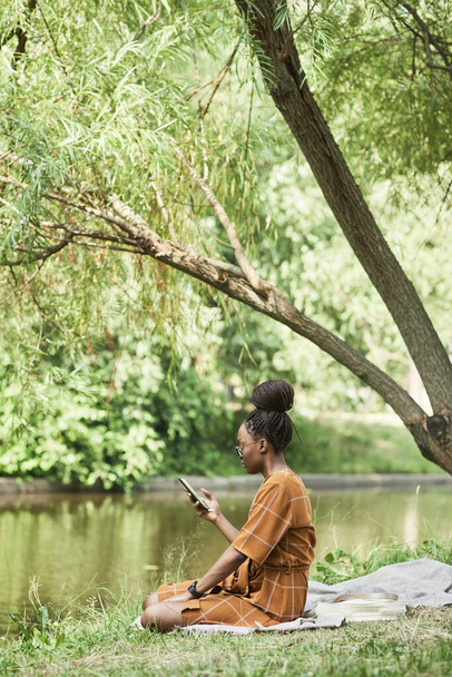 Afroamerykańska młoda kobieta relaks w parku - Zdjęcie, obraz