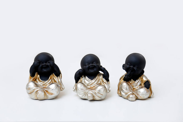 trois bouddhas marionnettes noires sages "ne voient pas le mal, n'entendent pas le mal, ne parlent pas mal" - Photo, image