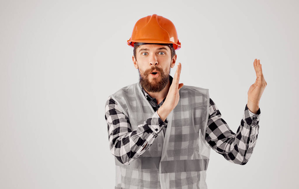 рабочий человек в рабочей униформе строительной профессии светлый фон - Фото, изображение