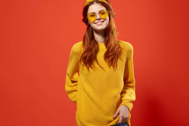 Χαρούμενη γυναίκα με κίτρινα γυαλιά με επίδεσμο στο κεφάλι της moda Studio συναισθήματα - Φωτογραφία, εικόνα