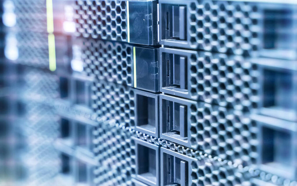 Panel van moderne servers in het datacenter - Foto, afbeelding