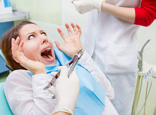 Patient scared of dental procedure - Foto, afbeelding