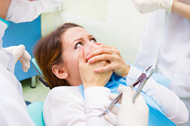 Patient scared of dental procedure - 写真・画像