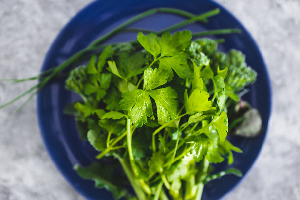 freshly picked mixed greens including Italian parsley broccolini and chives, healthy plant-based food recipes - Foto, afbeelding