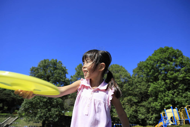 Japanilainen opiskelija tyttö pelaa lentävät levy (6 vuotta vanha) - Valokuva, kuva