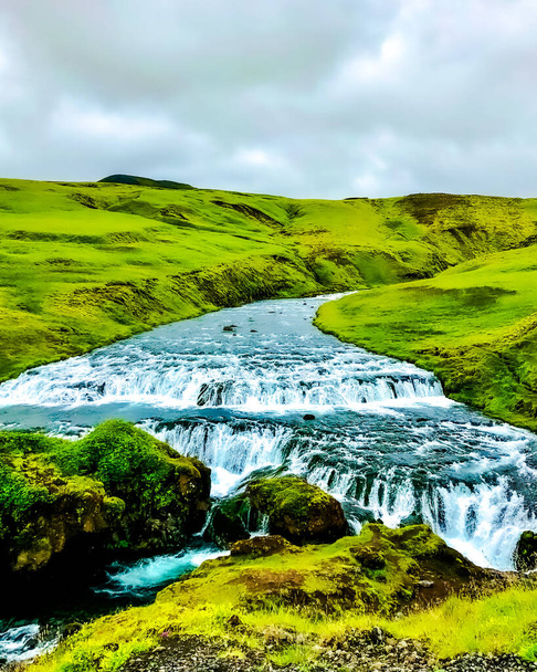 Blue River and Waterfall στην κορυφή των πράσινων βουνών στην Ισλανδία  - Φωτογραφία, εικόνα