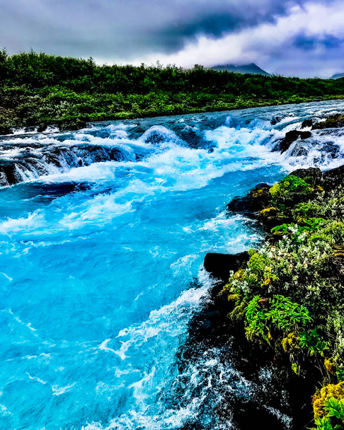 Agua azul vibrante en Islandia  - Foto, imagen