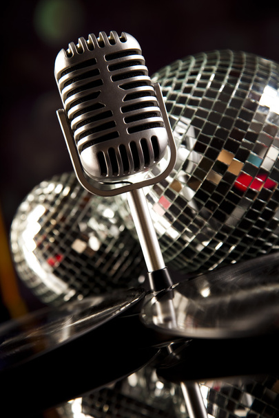 mikrofon, bakelit és disco labda - Fotó, kép