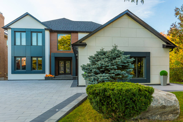 Custom-built luxe huis in de buitenwijken van Toronto, Canada - Foto, afbeelding