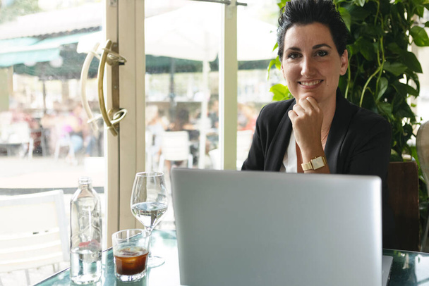 ritratto di un amico d'affari sorridente, che lavora online al tavolo di un ristorante della caffetteria - Foto, immagini