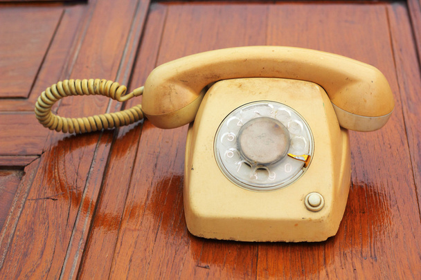 старий телефон вінтажний стиль на дерев'яній підлозі
. - Фото, зображення