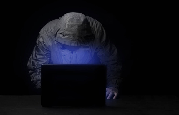 käsite hakkerointi ja haittaohjelmat Hakkerit käyttävät abstrakteja kannettavia tietokoneita varastaa Internet-tietoja - Valokuva, kuva