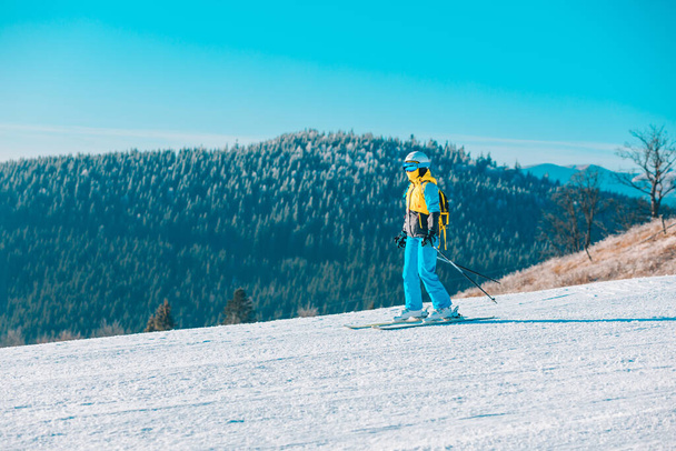 donna sciare giù da inverno pendio montagne su sfondo - Foto, immagini