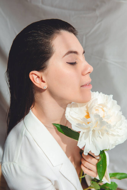 mooie prachtige vrouw met pioenrozen bloemen. close-up - Foto, afbeelding